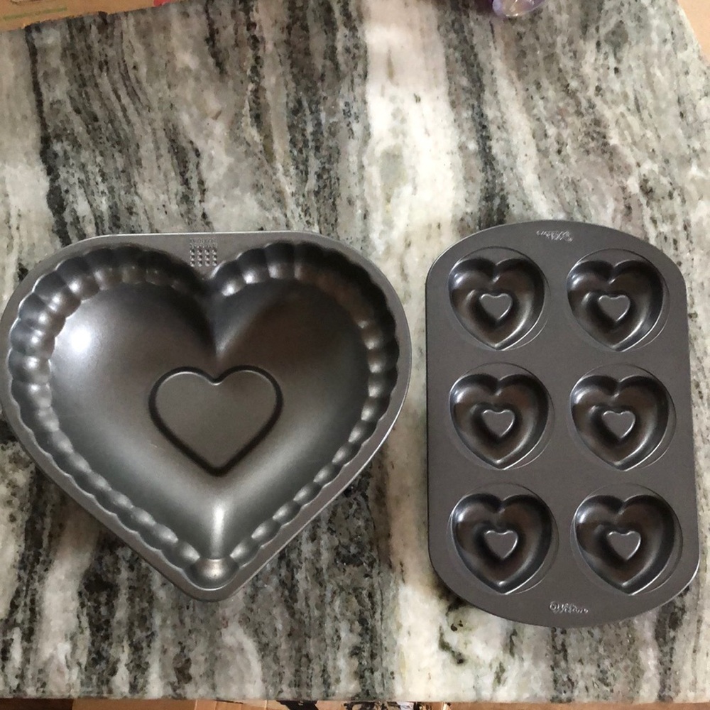 Wilton and sweet creations Gray Heart-Shaped non stick pans set